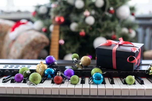 Composição Ano Novo Sintetizador Musical Luzes Uma Grinalda Feliz Cartão — Fotografia de Stock