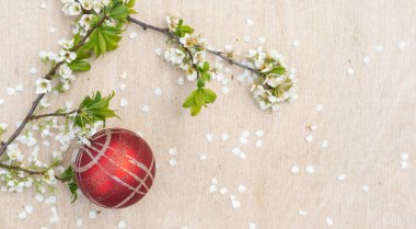 Noel süslemeleri ve çiçekli bir dal..