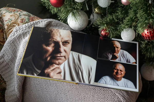 圣诞树旁的家庭相册 — 图库照片