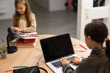 Çevrimiçi çocuk eğitimi. Kız liseli kız, evde bir öğretmenle bilgisayar görüntülü konuşma konferansı yaparak online ders veriyor..