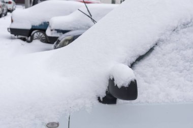 Taze beyaz karla kaplı arabalar..
