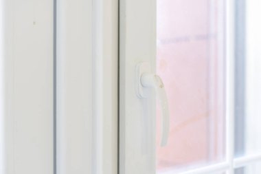 Pencere. PVC plastik. Plastik kapı kolu.