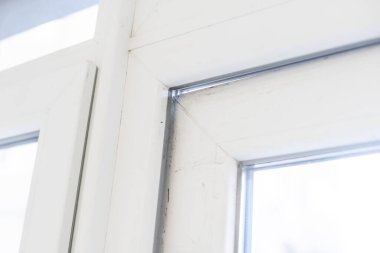 Beyaz plastik kapıdaki delik.