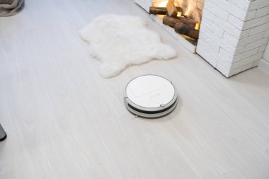 Modern robot elektrikli süpürge oturma odasında yerde. Metin için boşluk.