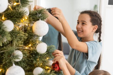 Noel ağacının yanında hediyeleri olan iki güzel kız. Yeni yıl. Noel.