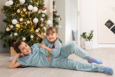 Noel 'de iki küçük kız