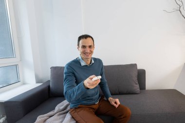 Adam bakış açısı perspektif onun oturma odasında Tv izliyor