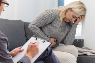 Genç ve güzel bir Ukraynalı kadın psikologla otururken ağlıyor..