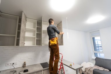 Kafkas tamir ustası elektrikçi dairede duruyor..