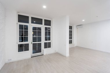 Tavan ve zemin ile beyaz boşluk, çatı katı biçimi.