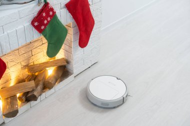 Modern robot elektrikli süpürge oturma odasında yerde. Metin için boşluk.