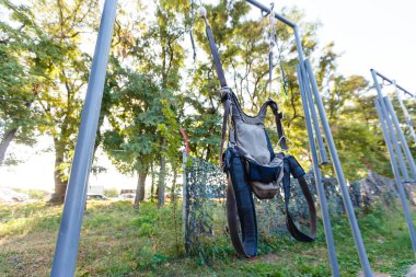yaz güneşli bir günde bir hava Kulübü, katlanmış paraşüt ve bir paraşüt eğitim paraşütle atlama için simülatörleri kule.