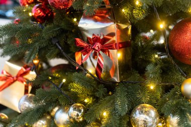 Bulanık arka planda dekore edilmiş Noel ağacı