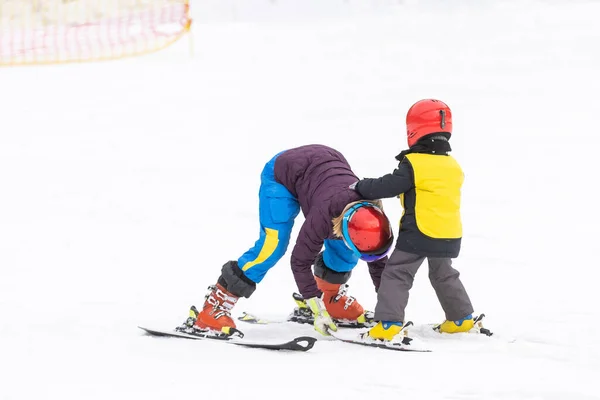 Instructeur Klein Kind Skiën Peuter Met Veiligheidshelm Skilessen Voor Jonge — Stockfoto