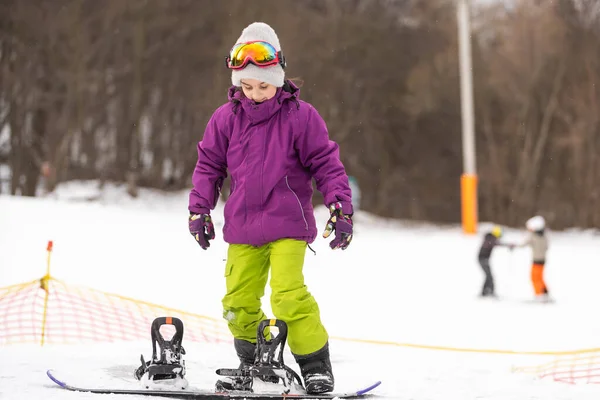 Snowboard Winter Sport Liten Flicka Leker Med Snö Varma Vinterkläder — Stockfoto