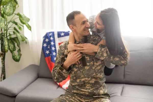 Retrato Feliz Pai Família Americana Uniforme Militar Filha Menina Bonito — Fotografia de Stock