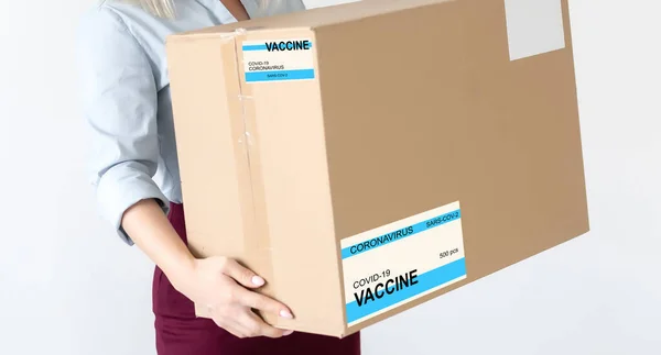 Laborassistentin Trägt Box Mit Impfstoffen Für Covid — Stockfoto