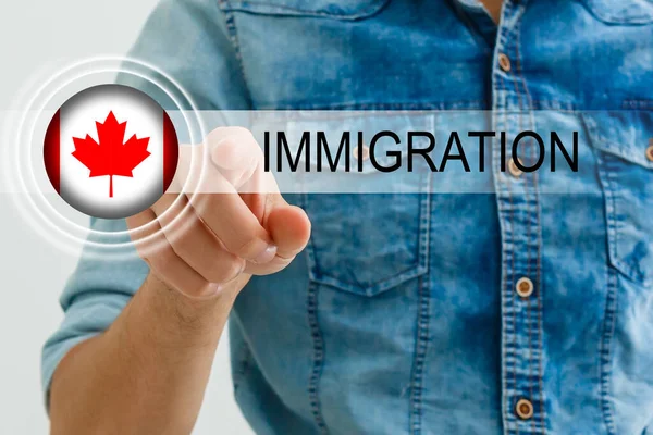 Muž Kanadskou Vlajkou Slovem Immigration Virtuální Tlačítko — Stock fotografie