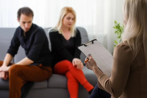 Jeune Couple Avec Problème Consulter Psychologue Gros Plan Thérapie — Photo