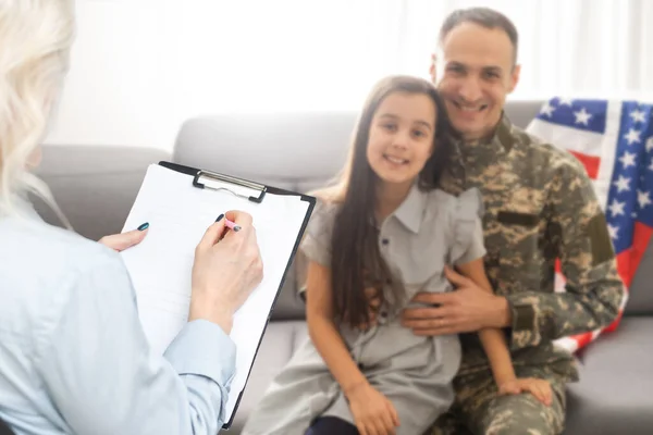Close Psicólogo Analisando Comportamento Militar Paciente — Fotografia de Stock