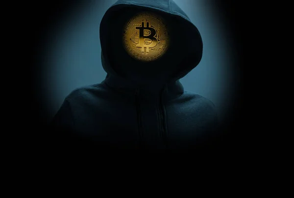 Homem Sem Rosto Capuz Segura Ícone Bitcoin Luminoso Fundo Escuro — Fotografia de Stock