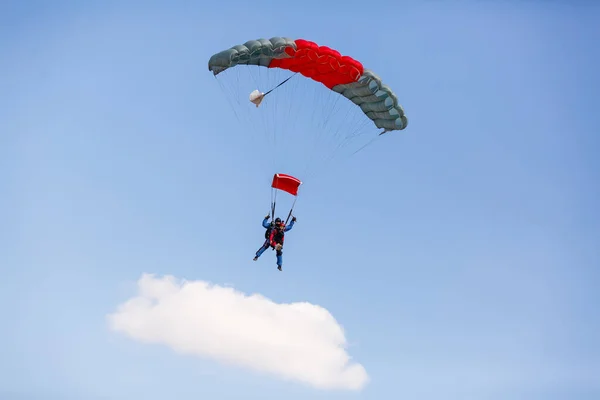 Fallschirmspringer Fliegt Durch Die Luft — Stockfoto