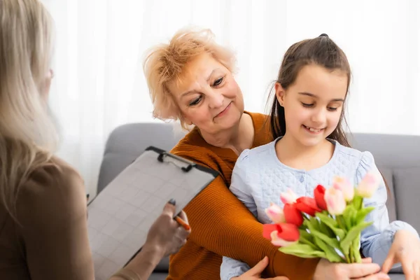 Consultazione Con Una Nonna Psicologa Una Nipote — Foto Stock