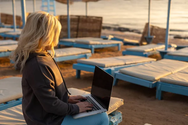 Conceito Freelance Mulher Bonita Usando Laptop Praia Tropical Com Vista — Fotografia de Stock