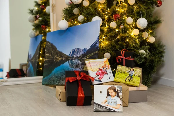 Tela Foto Perto Árvore Natal Como Presente — Fotografia de Stock