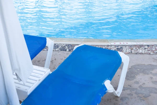 Schwimmbad Liegestühle Wasseroberfläche — Stockfoto