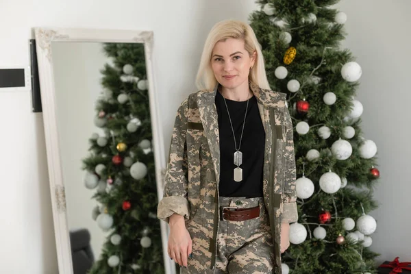 Ženský Voják Vojenská Žena Stojící Před Vánočním Stromečkem — Stock fotografie