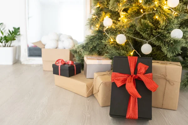 Hermosos Regalos Navidad Bajo Árbol Interior Casa Decorada Año Nuevo — Foto de Stock