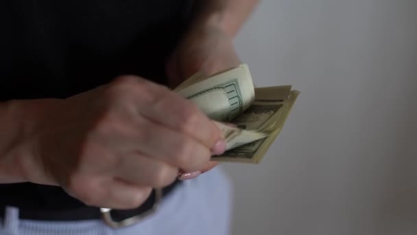 Γυναίκα Που Μετράει Χρήματα Δολάρια Ηπα — Αρχείο Βίντεο