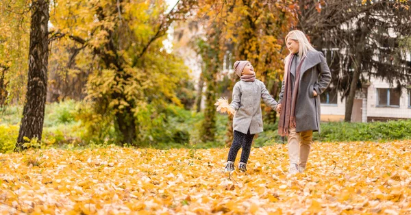 Mutter Und Tochter Herbstlich Gelben Park — Stockfoto