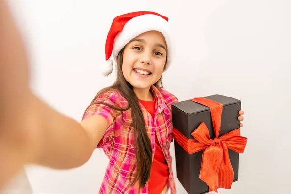 Счастливая Маленькая Улыбающаяся Девочка Подарочной Коробкой — стоковое фото
