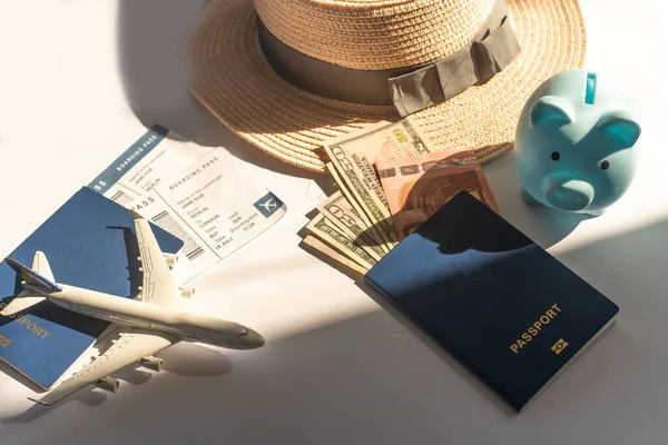Guarda Teu Dinheiro Para Viajar Piggy Bank Com Moedas Aviões — Fotografia de Stock