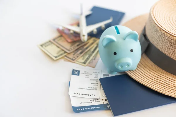 Збережіть Свої Гроші Подорожей Свинячий Банк Монетами Літаком Фінансовими Документами — стокове фото