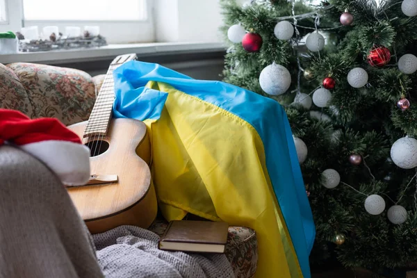 クリスマスツリーの背景にウクライナの旗とギフトボックス — ストック写真