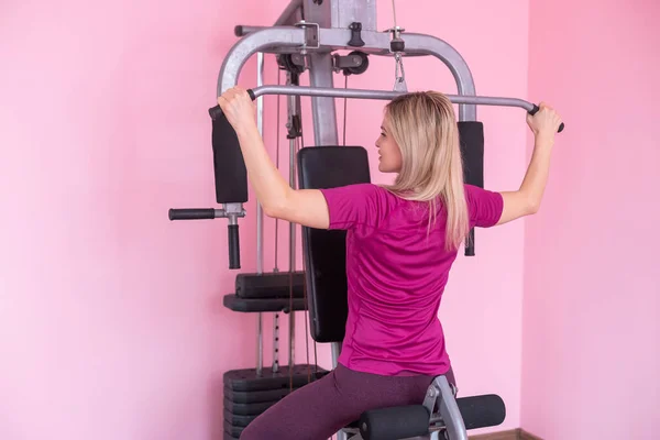 Žena Fitness Stanice Růžovém Pozadí Doma — Stock fotografie