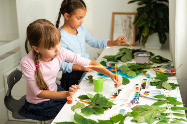 Mutlu çocuk gülüyor. Neşeli küçük kızlar Ressam bir resim çizer.