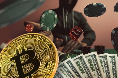 Siyah arka planda yeşil poker masasında poker fişleri olan Bitcoin altın sikkesi. Blockchain Kumarhanesi. Online kumar.
