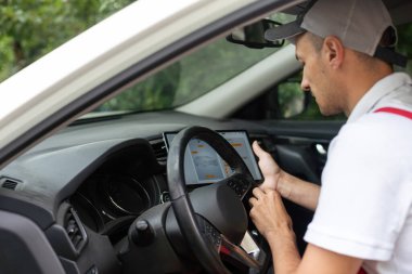 Close-Up dijital tablet kullanarak bir araba tamircisi.