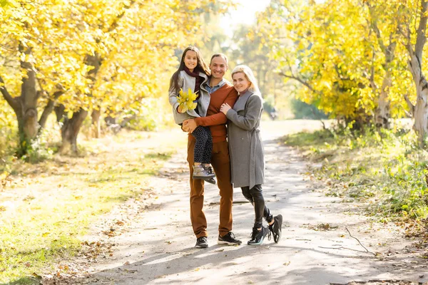 Sonbahar Parkta Yürürken Genç Mutlu Aile — Stok fotoğraf