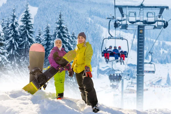 Rodzina Snowboard Śnieżnej Górze — Zdjęcie stockowe