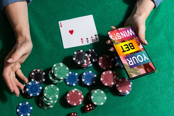 Poker Masasındaki Akıllı Telefona Yazdığın Yazı Kazanır Bahisler Spor Bahisleri — Stok fotoğraf
