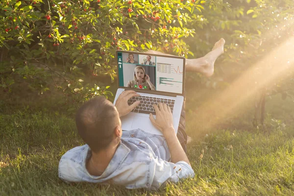 Joven Jardín Verano Ordenador Portátil Mientras Chatea Línea Como Freelancer — Foto de Stock