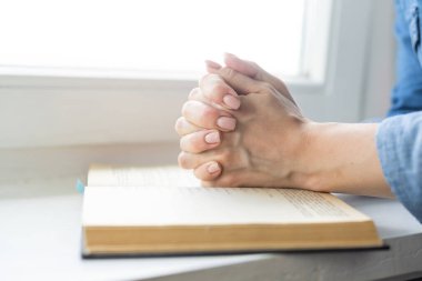 Hristiyan hayatı, Tanrı 'ya dua etmek. Daha iyi bir hayat dilemek için Tanrı 'ya dua et. Kadın elleri İncil 'le Tanrı' ya dua ediyor. Bağışlanmak için yalvarıyor ve iyiliğe inanıyordu..