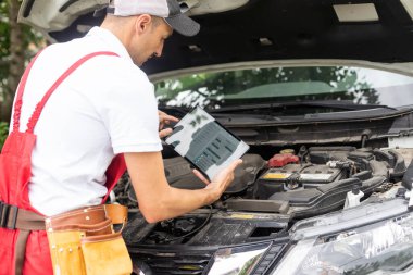 Close-Up dijital tablet kullanarak bir araba tamircisi.