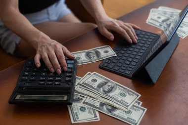 Kadın para sayıyor, Amerikan doları..