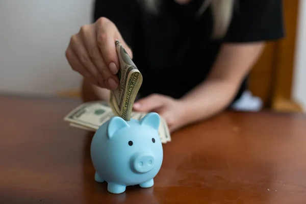 Eine Frau Hält Geld Einem Sparschwein — Stockfoto